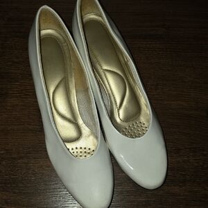 Vintage Soft Style.hushpuplies Slip-On Flats with Cushioned Insole 7N